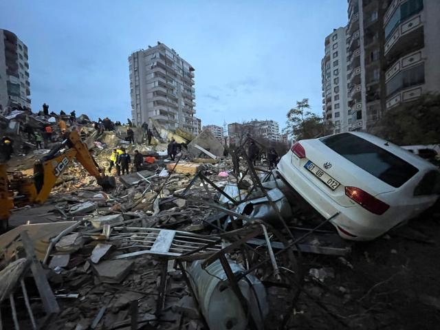 230206003902-05-turkey-earthquake-0206.jpg